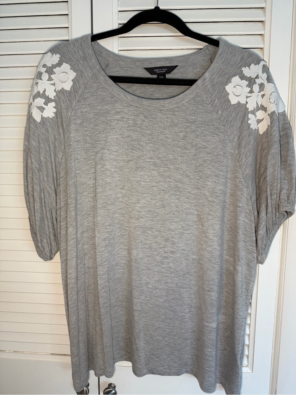 Simply Vera Vera Wang Gray Tee with White Floral Shoulder Accents